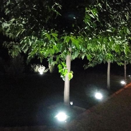 Les Hotes De La Combe Mouis Creissan Bagian luar foto