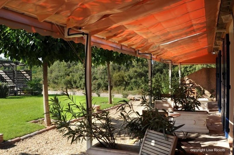 Les Hotes De La Combe Mouis Creissan Bagian luar foto