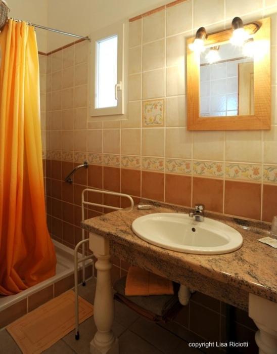 Les Hotes De La Combe Mouis Creissan Ruang foto