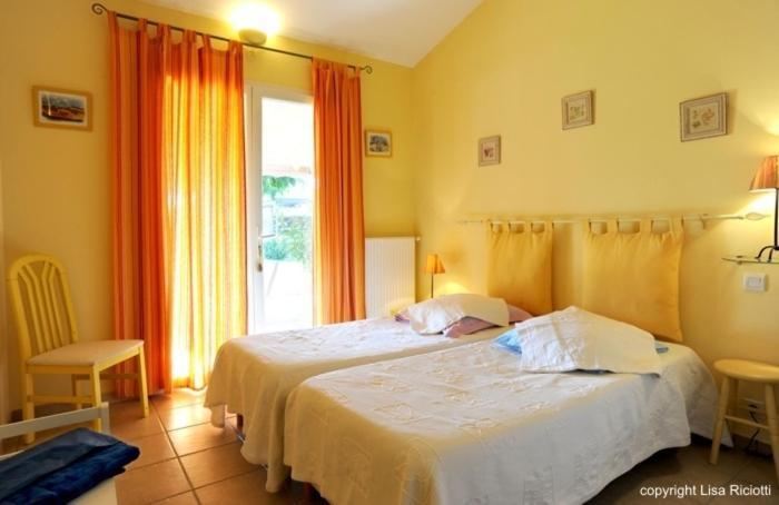 Les Hotes De La Combe Mouis Creissan Ruang foto