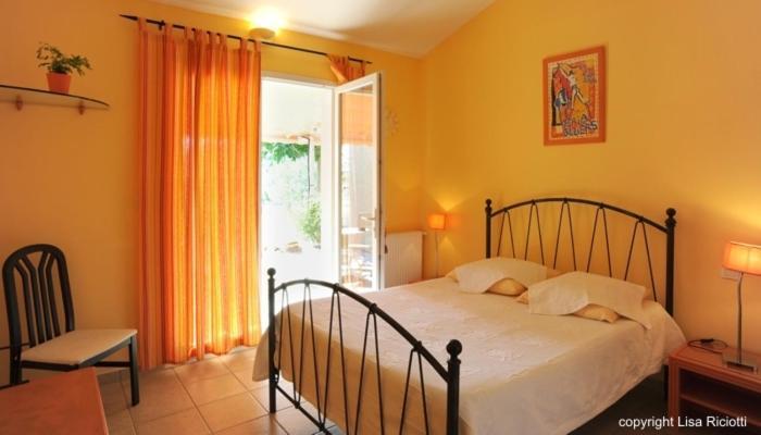 Les Hotes De La Combe Mouis Creissan Ruang foto